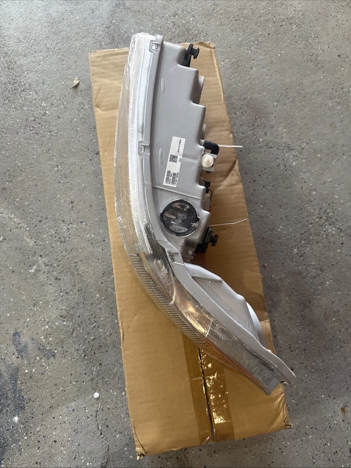 Левая и правая фары для Buick Century 1997-2005 галогенные с угловой лампой - Изображение 2 из 4