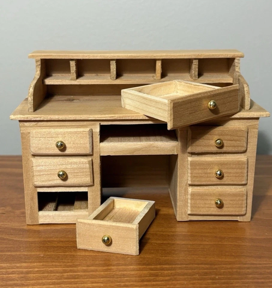 Escritorio artesanal de roble claro en miniatura para casa de muñecas y archivador alto a juego 1:12 Foto 3 de 4
