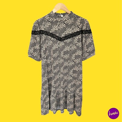 V BY VERY Damen Tunika mit Sternenmuster und geschwungenem Saum, Spitzenakzent, schwarz, UK 12 | EU 40