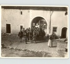 American SOLDIERS Enter Civilian Building for Lodging FRANCE WWI 1917 PressPhoto