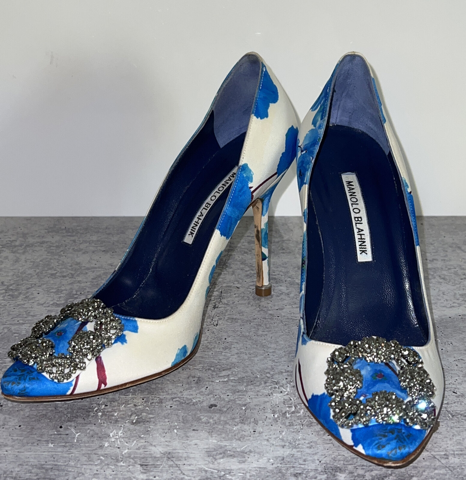 Manolo Blahnik Hangisi blue floral pumps sz 38.5 - image 1