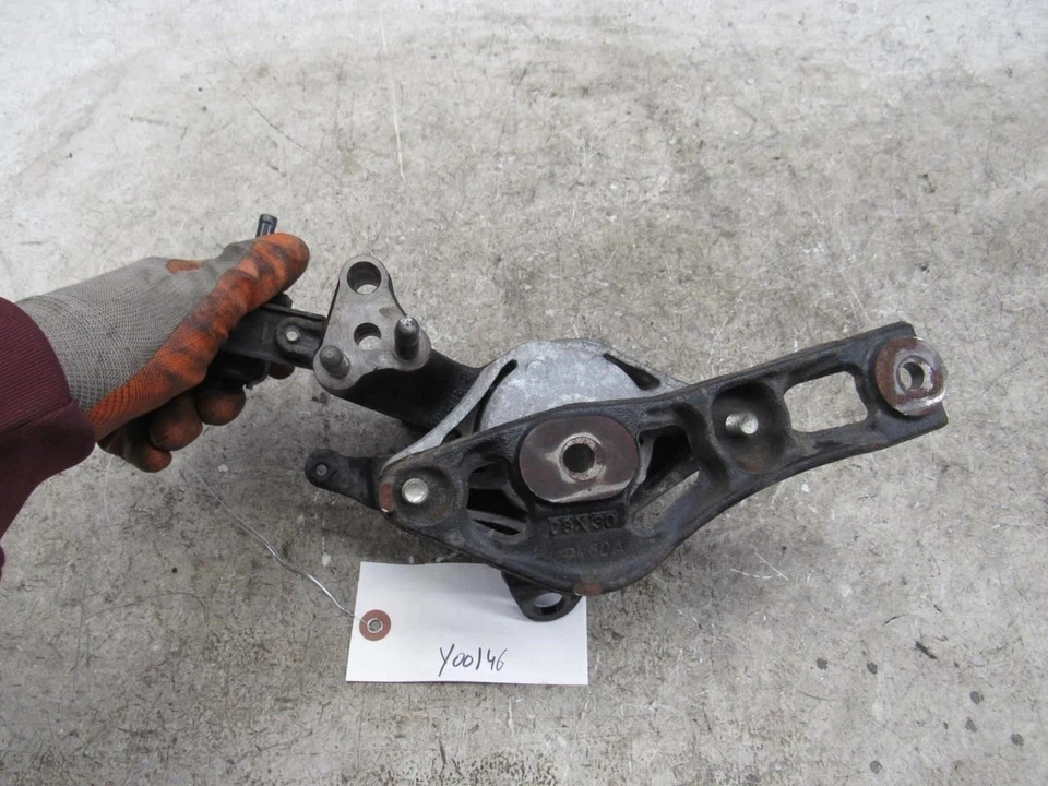 2009 Toyota Prius right passenger engine motor mount insulator support bracket Foto 4 de 4