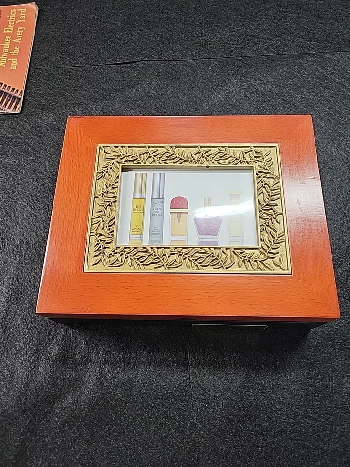 Elizabeth Arden Juego de Caja de Regalo Vintage Mujer con Puerta Roja y Perfume Quinta Avenida Foto 2 de 4