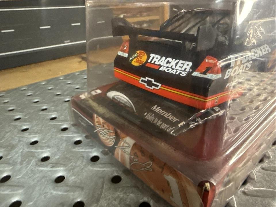 NASCAR Contender Series 1:64 diecast Martin Truex Jr #1 Impala Bass Pro Tracker Foto 3 de 4