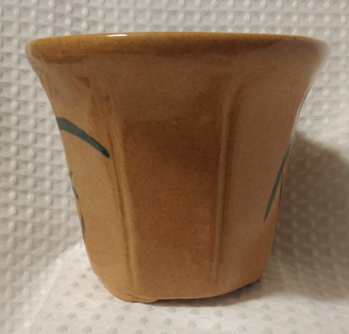Vintage Ceramic Salmon Colored Planter With Hand Painted Lilies 3 Bottom Feet - Picture 4 of 6