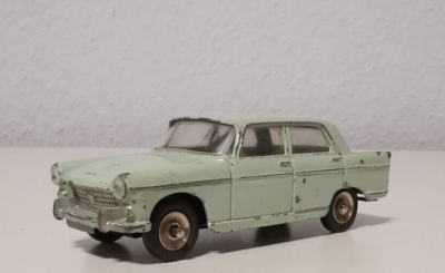 Dinky toys - Peugeot 404 berline , turquoise pâle , Vente aux enchères : Jouets - Trains - Poupées - Automates Dinky toys - Peugeot 404 berline , turquoise pâle , Vente aux enchères : Jouets - Trains - Poupées - Automates