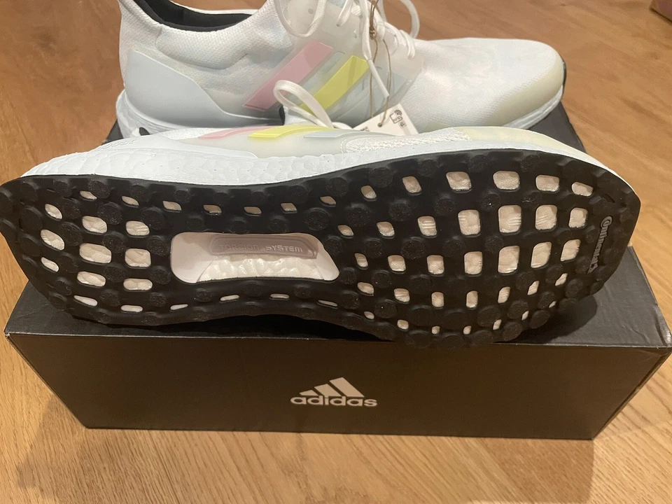 Adidas UltraBoost Para hombres Zapatos para Correr Tinte Cielo H02812 Precio de venta sugerido por el fabricante $180 Talla 11.5 Foto 2 de 4