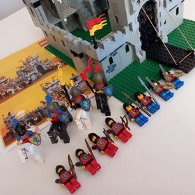 LEGO 6080 ROYAL KING CASTLE KNIGHT MEDIEVAL KNIGHT MINIFIG lot