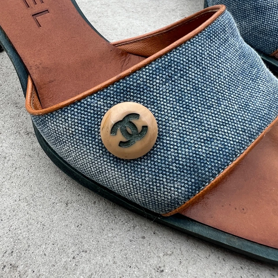 Chanel | Auténticas mulas vintage de cuero marrón con botón CC de mezclilla azul raras (35,5) Foto 3 de 4