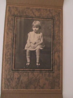 Photos - Photo ancienne - Beau portrait d'une petite fille & sa poupée