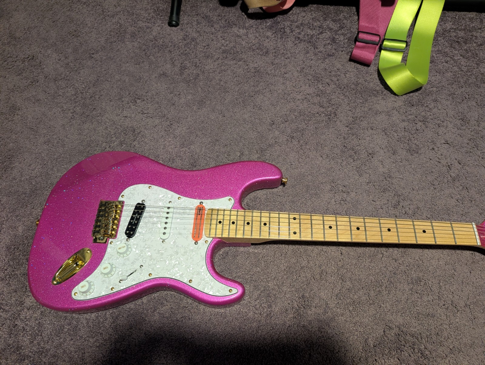 Import Stratocaster sparkle pink with upgrades