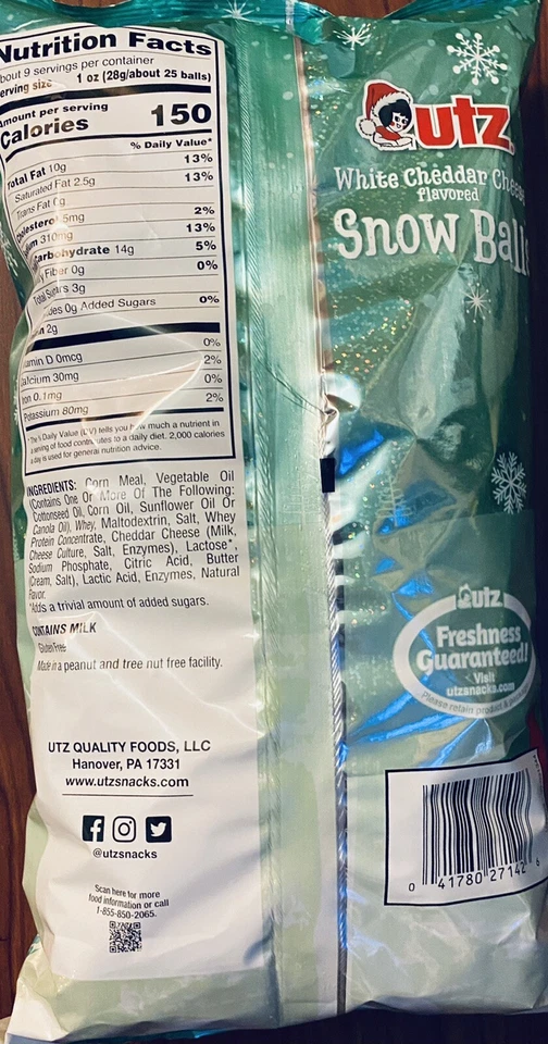 Bolas de nieve de Navidad con queso cheddar blanco Utz bocadillos navideños inflados, bolsa de 8,5 oz Foto 2 de 2