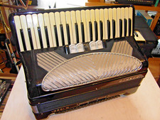 Akkordeon Hohner Verdi III 3 120 Bässe mit Koffer 3-chörig guter Zustand
