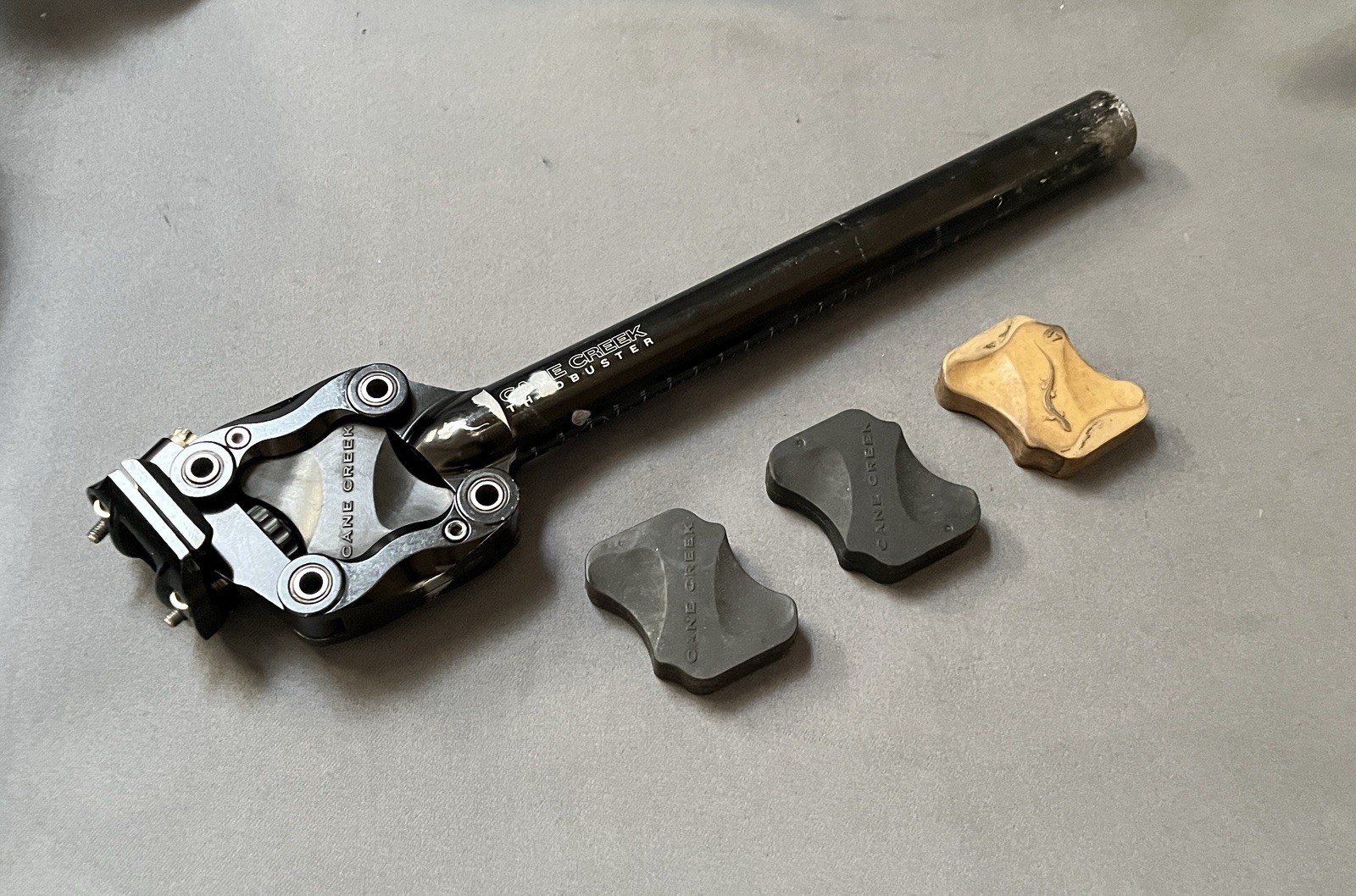 (Used) Cane Creek Thudbuster 3G ST Seatpost 27.2 x 350mm 33mm Travel 452g + Elastomers (94.99 USD) (Used) Cane Creek Thudbuster 3G ST Seatpost 27.2 x 350mm 33mm Travel 452g + Elastomers (94.99 USD)