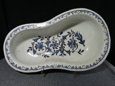 Bidet ancien 18 siècle XVIII en faience de Rouen nord de la France lambrequin