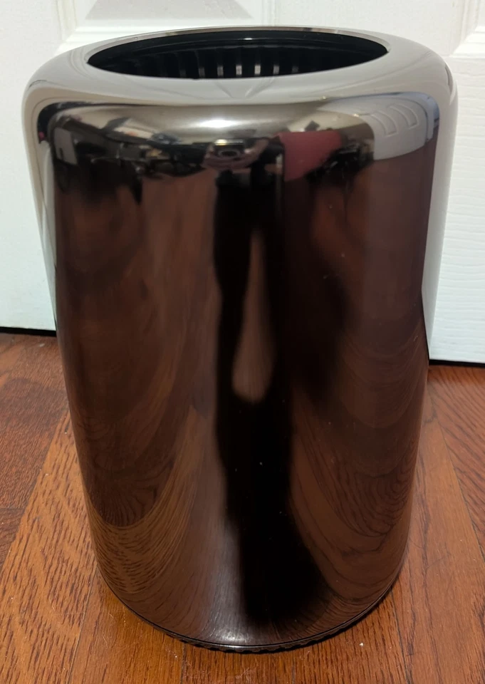 Trash Can Mac Pro 6 2013 3.7GHZ Quad Core Intel Xeon E5  2TB SSD 64GB DDR3 - Image 2 of 4