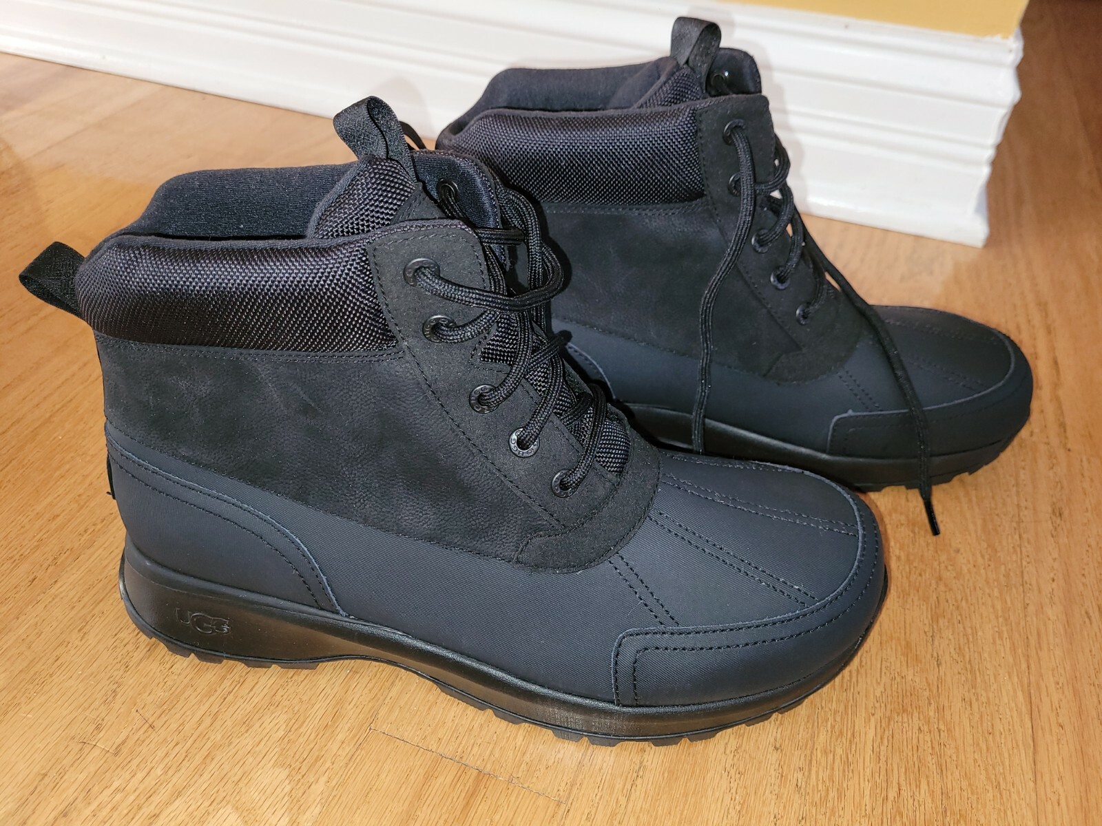 UGG Emmett Men Waterproof Leather Lace 
