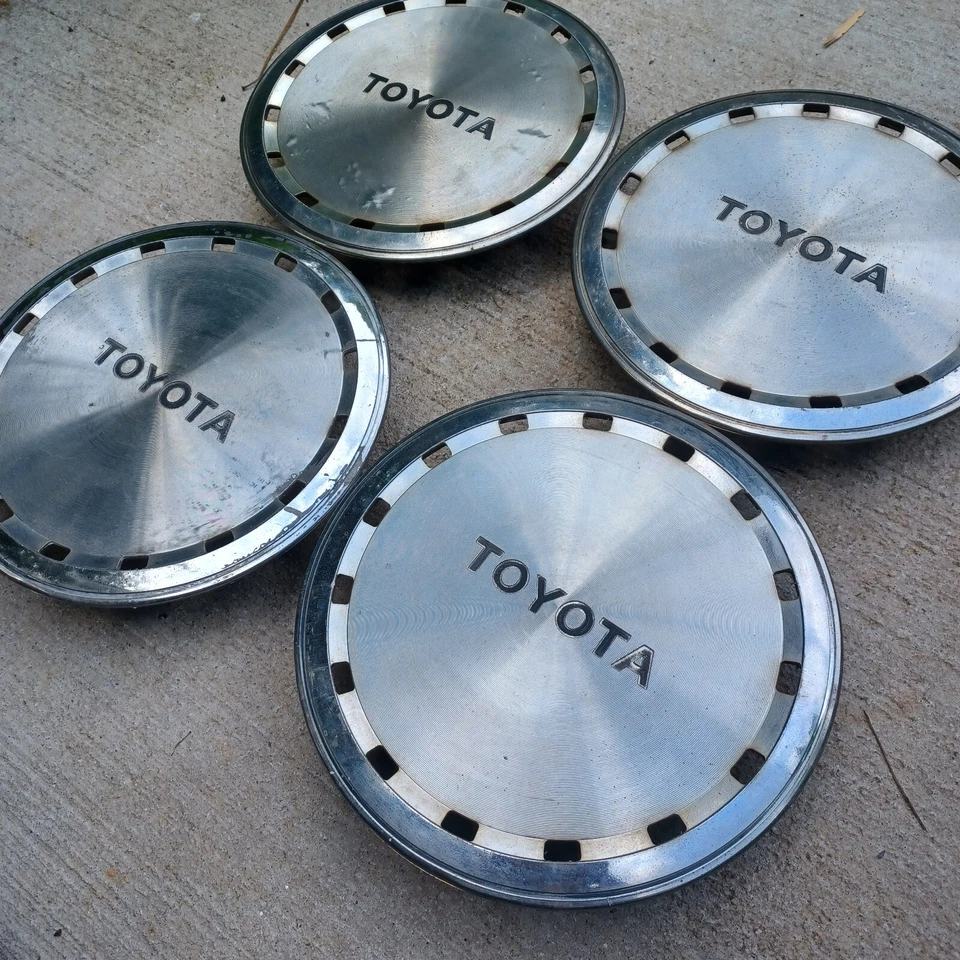 Juego de tapas centrales Toyota Camry (4 piezas) 1983-1986 pieza # 6598 Foto 2 de 4