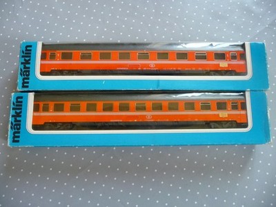 2 belgische Märklin Korallenwagen 4251 4252 Klasse 1 und 2 Einzelräder