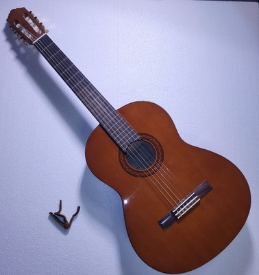 Yamaha C40 Classical Acoustic Guitar + Wooden Capo  -Excellent Condition-