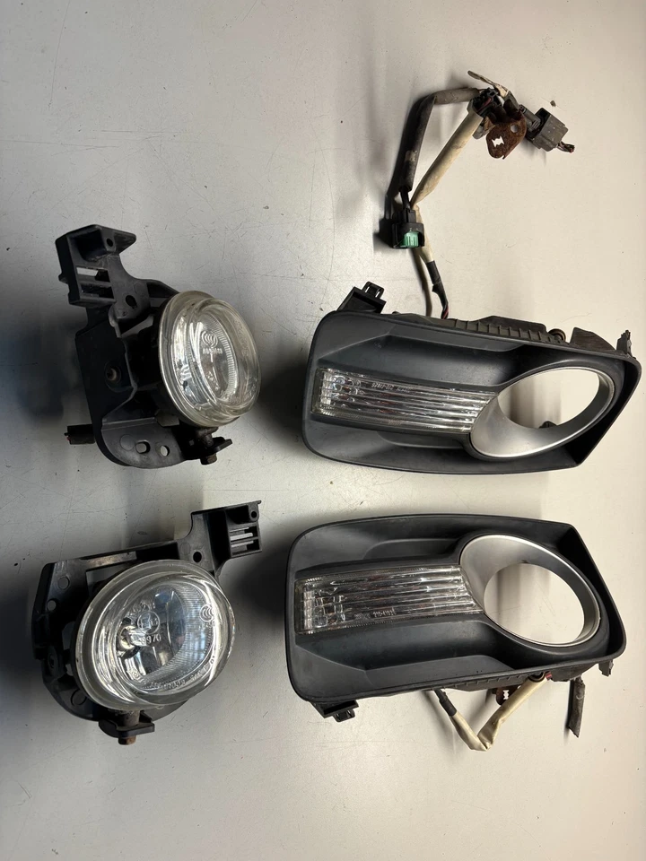 Mazda CX-7 2.3T 2007 Frontgitter Nebelscheinwerfer Links + Rechts E221-51070 - Bild 1 von 4