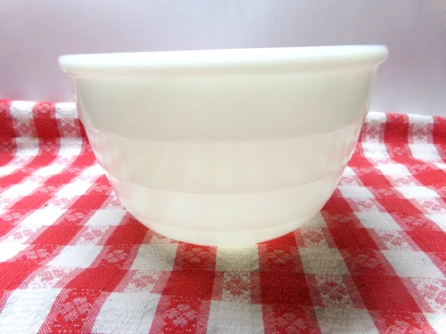 MILK GLASS BEEHIVE MIXER BOWL  7 1/4" D 4.5" T GENERAL ELECTRIC VINTAGE