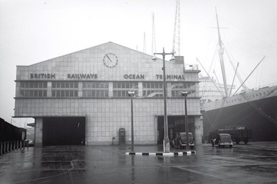FOTO BR British Railways Station Szene - SOUTHAMPTON OCEAN TERMINAL 1951
