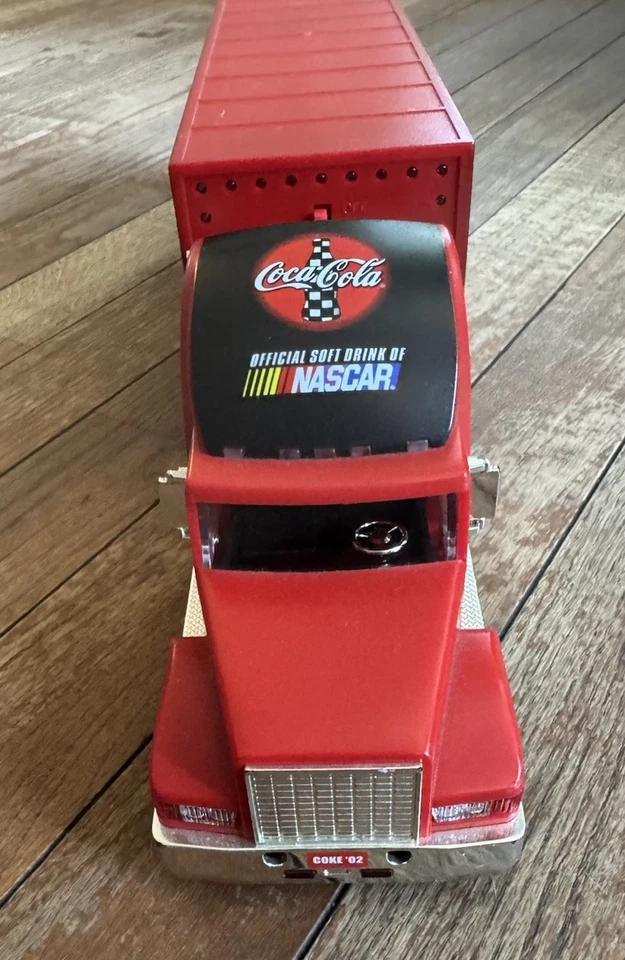 NASCAR Coca-Cola Racing Champion Hauler Truck 2002 (sem carros incluídos) 15 pol. - Imagem 3 de 4