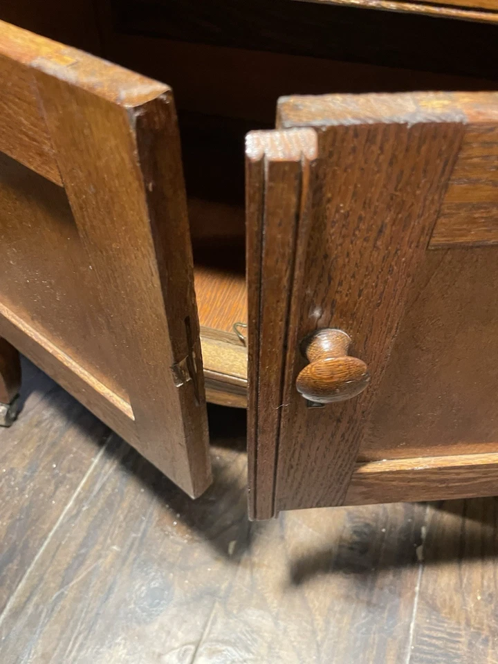 Antiguo soporte de lavado o cómoda de roble tigre de finales del siglo XIX 31” H 31” W 18 3/4” D Foto 3 de 4