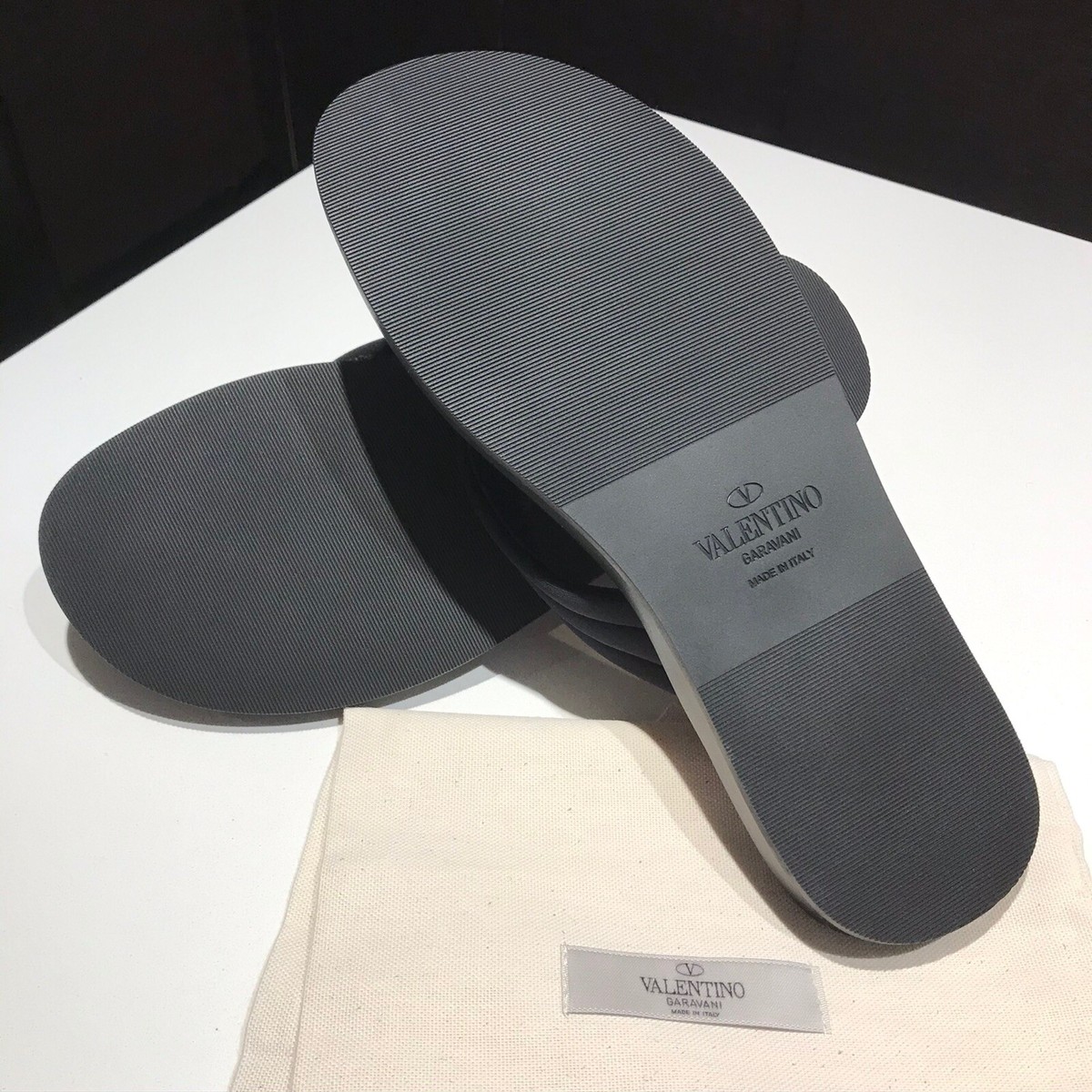 【関税＆送料込み】Valentino Garavani Logo Print Flip Flops Valentino Garavani VLogo Signature flip-flops | Black | FARFETCH