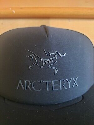 Arc'Teryx Logo Flat Brim Trucker Hat. Black. . Snapback Lid Arc'Teryx Logo Flat Brim Trucker Hat. Black. . Snapback Lid
