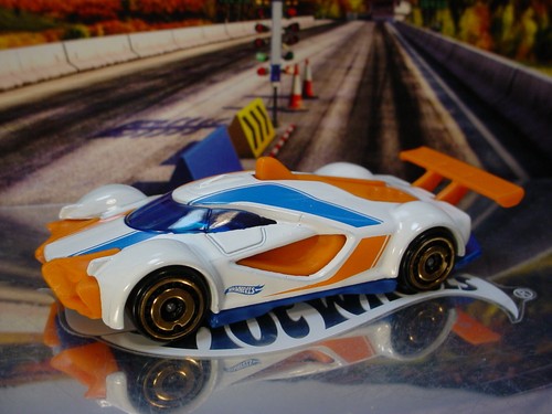 2025-netflix-let-s-race-design-mach-speeder-white-orange-loose-hot