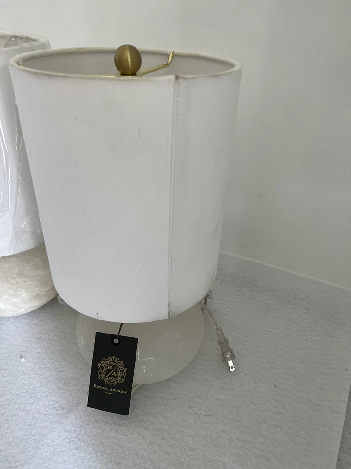 Lámparas de mesa Regina Andrew blancas de alabastro 2 Foto 2 de 2