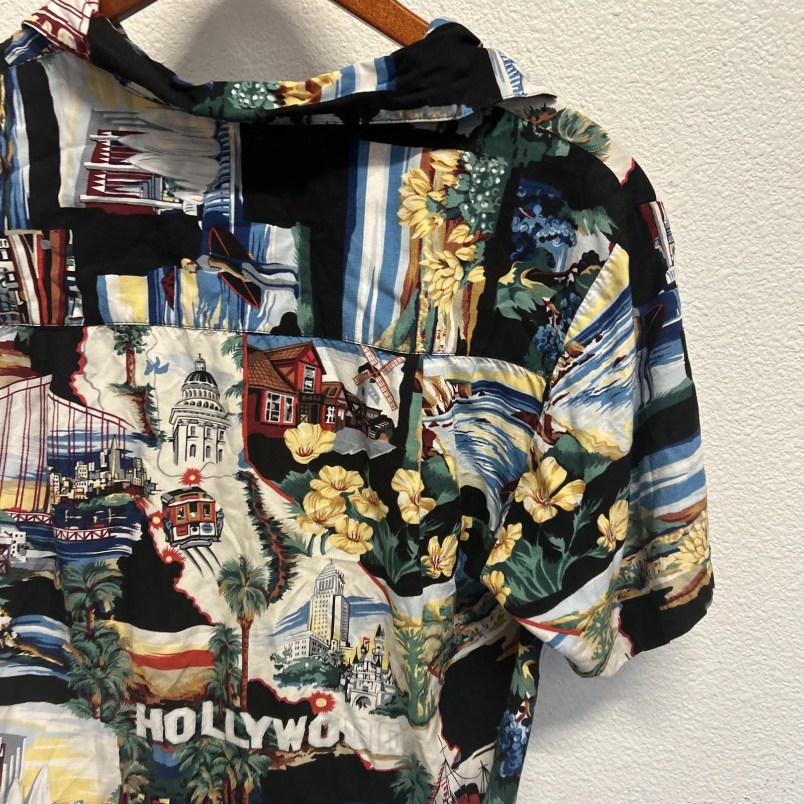 Paradise Found Hollywood Hawaiian Shirt  Men’s Button Front Sz Small California
