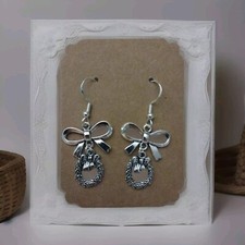 Dangling Metal Bow And Wreath Christmas Earrings