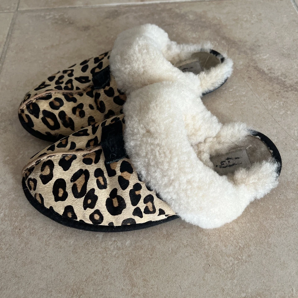 Zapatillas sin cordones UGG para mujer Scuffette II pelo de becerro leopardo negro castaño talla 8 Foto 4 de 4