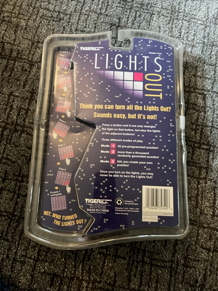 Juego de rompecabezas de viaje electrónico portátil Tiger Lights Out 1995 Foto 2 de 2