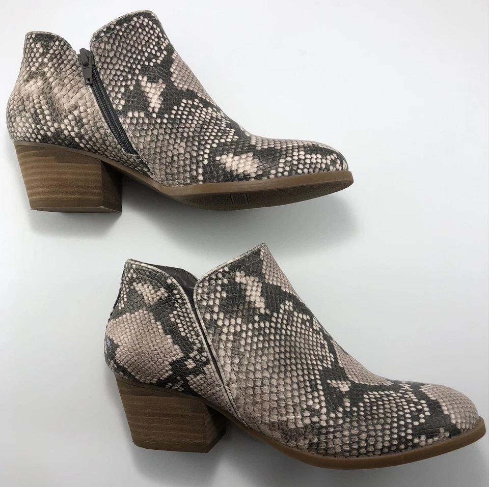 Botín para mujer Fergie 8 Bianca imitación cuero patrón piel de serpiente occidental Foto 3 de 4