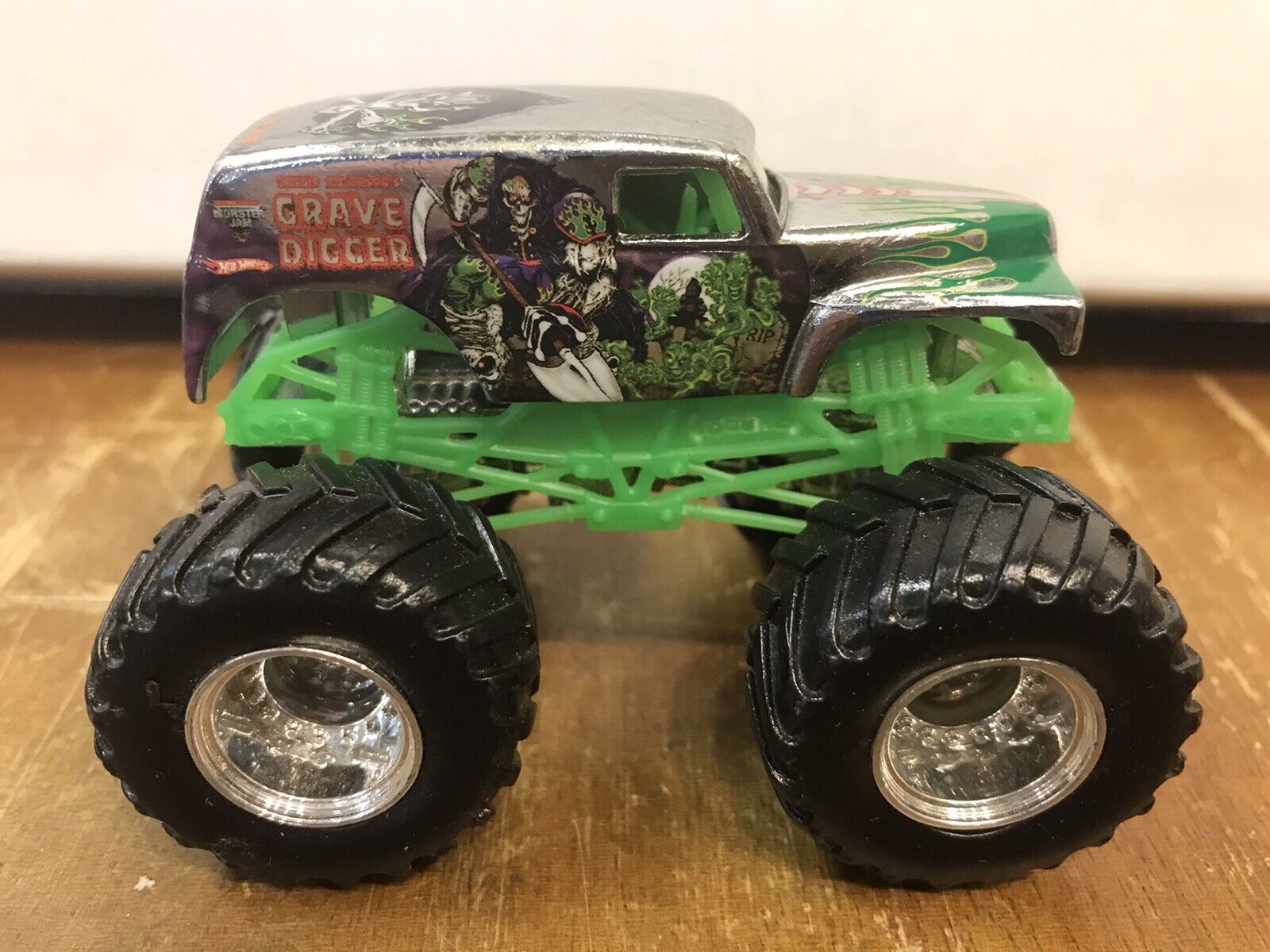 HOT WHEELS MONSTER JAM GRAVE DIGGER CHROME 1:64 SCALE TRUCK FREE SHIPPING!