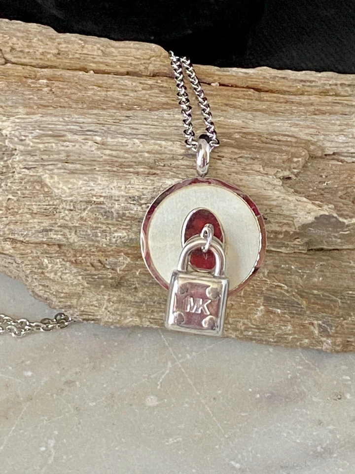 Collar MK tono plata bloqueo mop Foto 4 de 4