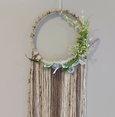 Handgefertigter Wollwikinger und heidnisch inspirierter Traumfänger Efeu Lavendel und Blumen