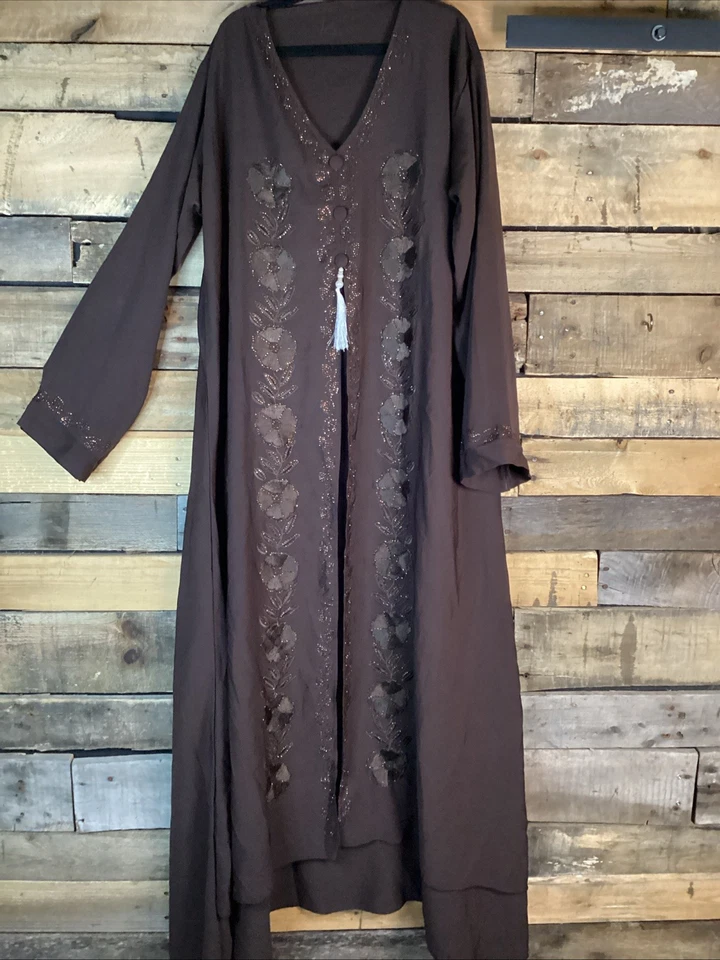 Mujer Abaya Marrón Con Bordado Floral Cuentas Hecho en India Foto 2 de 4