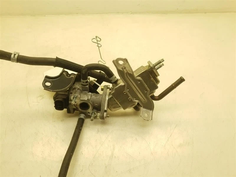 Toyota Prius C 2013 dos 1,5 L tracción delantera con válvula EGR  Foto 4 de 4