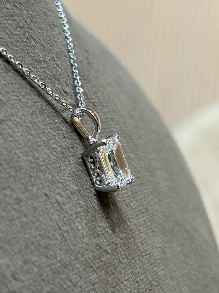 Colgante para mujer de diamantes creados en laboratorio de corte esmeralda de 3,020 quilates enchapado en oro blanco de 14 quilates Foto 3 de 4