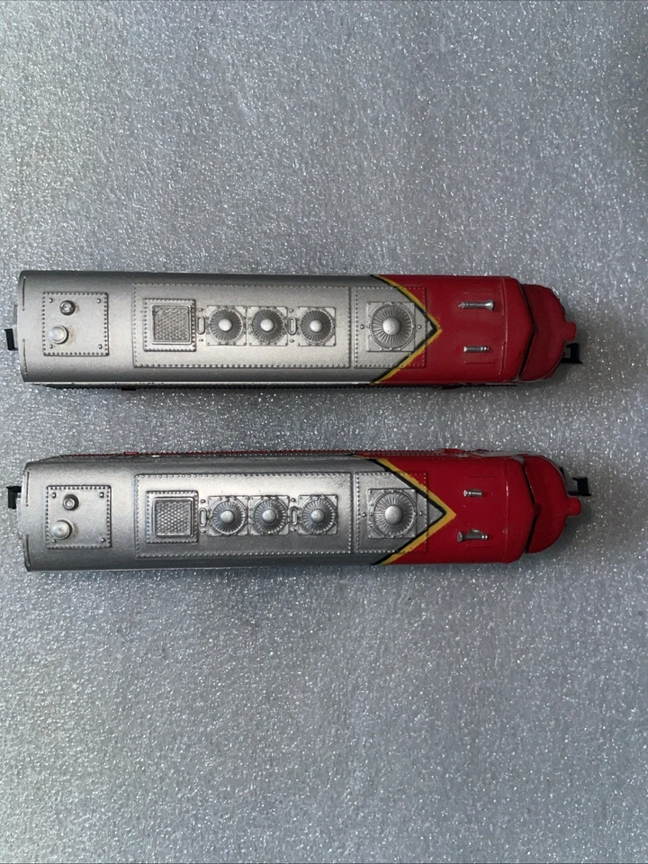 Bachmann N Scale ATSF F7 War Bonnet EMD Powered Locomotive And Dummy Locomotive. - Image 3 of 4