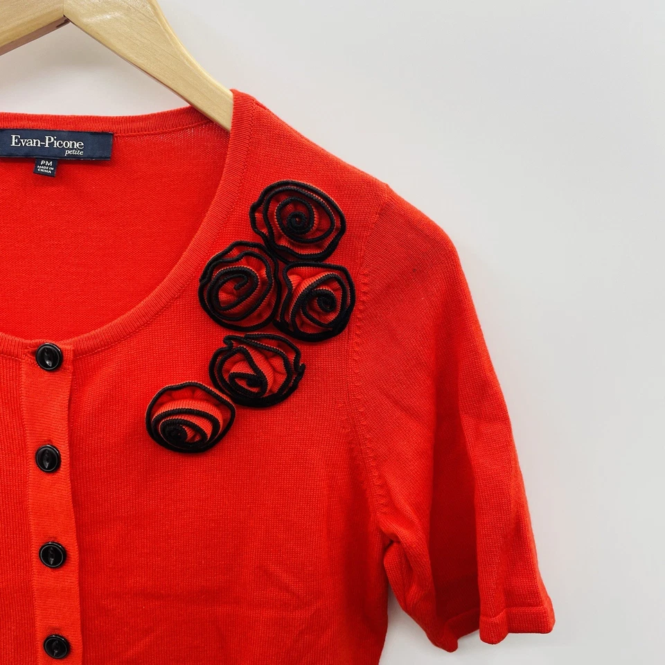 Cárdigan manga corta Evan Picone Petite para mujer PM apliques de flores medianas 601 Foto 2 de 4