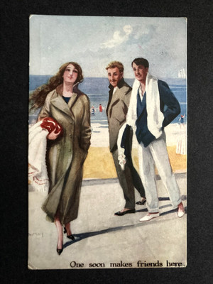 Hier findet man bald Freunde! Junge Männer bewundern Mädchen Vintage Postkarte O25