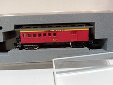 Bachmann    wood combine passenger car     Central Pacific       N-scale
