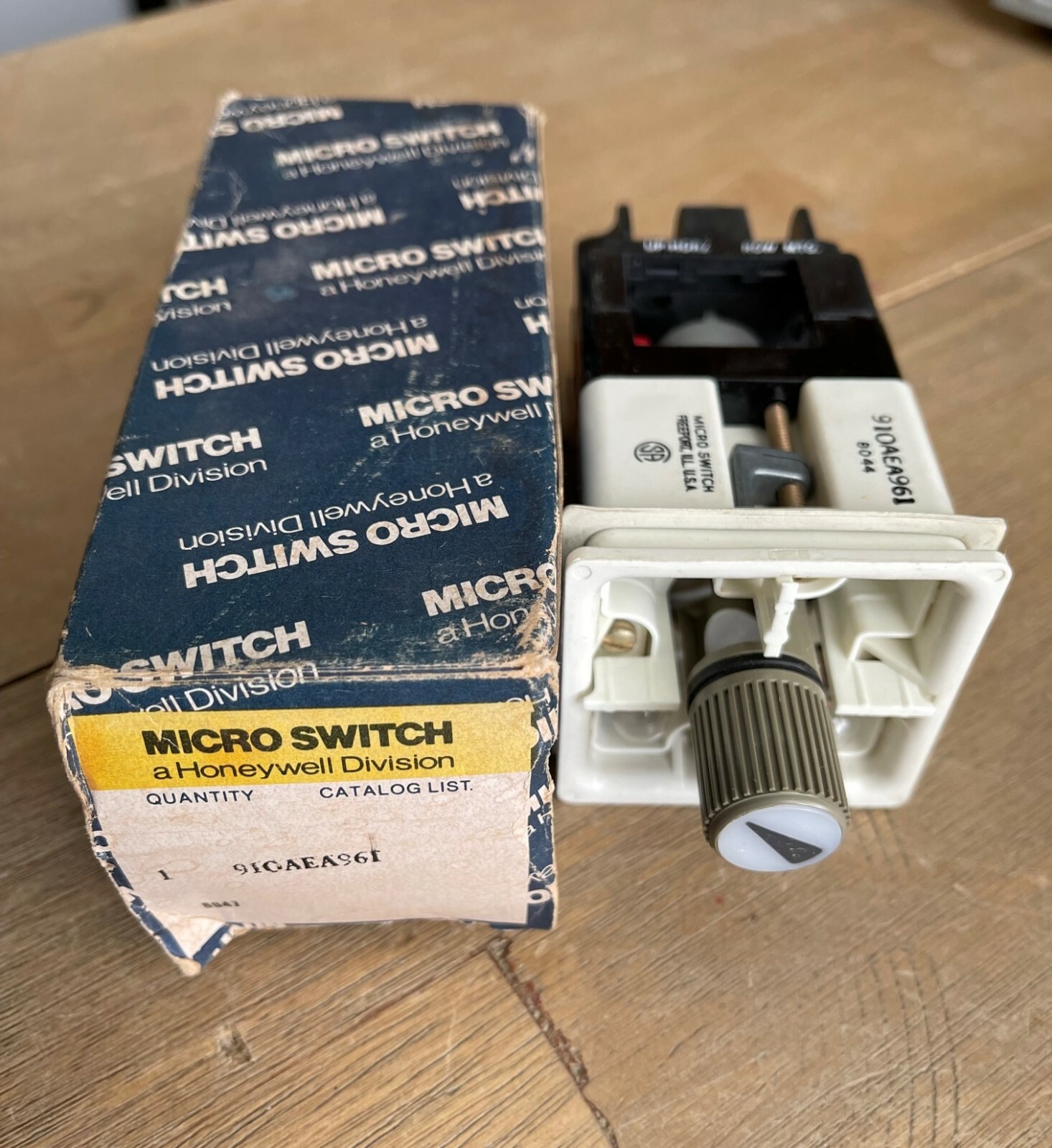 HONEYWELL MICRO SWITCH 910AEA961 120V 50/60CY NEW IN BOX