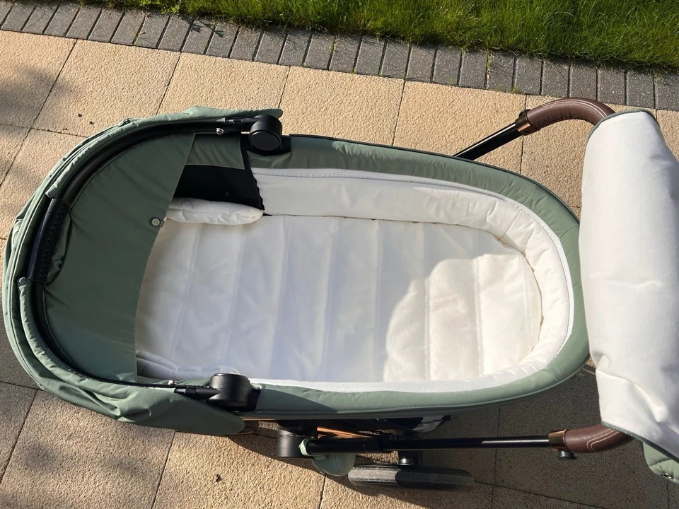 Cybex Priam Lux Carry Cot Leaf Green Excellent Condition - Image 3 of 4